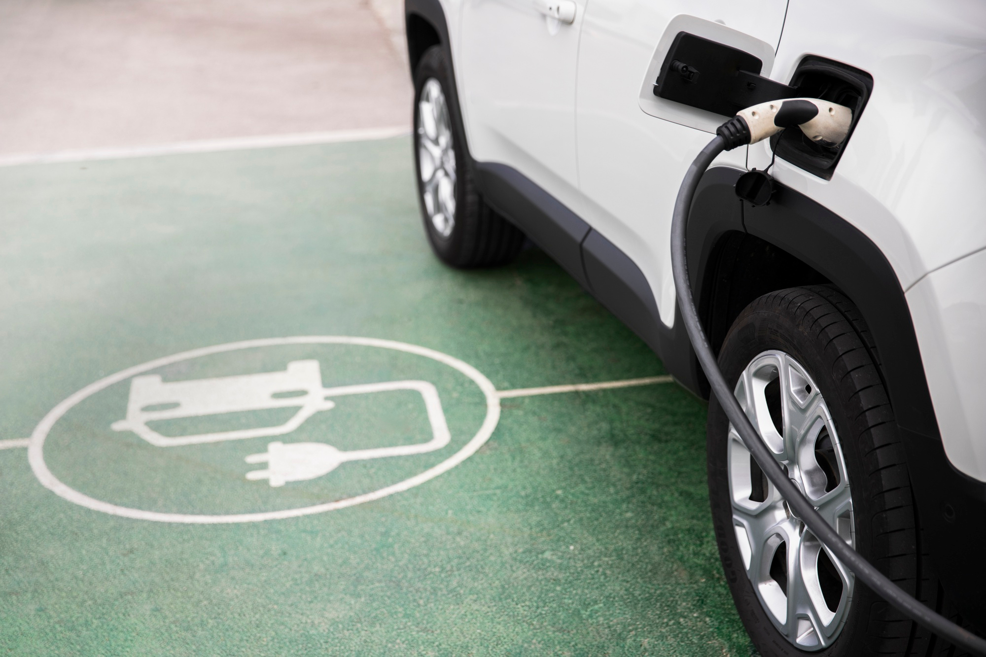 Mașină electrică și anvelope: la ce să fii atent?